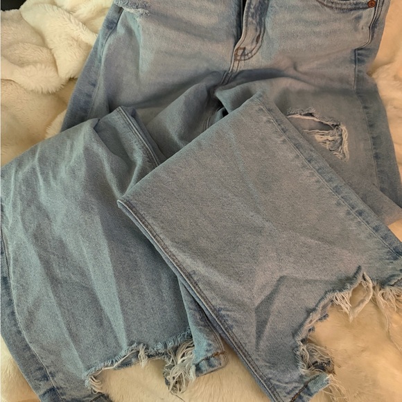 Size 2 Regular American Eagle Outfitters Ripped Light Blue Curvy Baggy Jeans - Picture 5 of 8